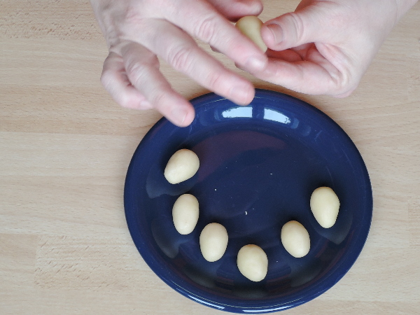 Eier aus Marzipan formen