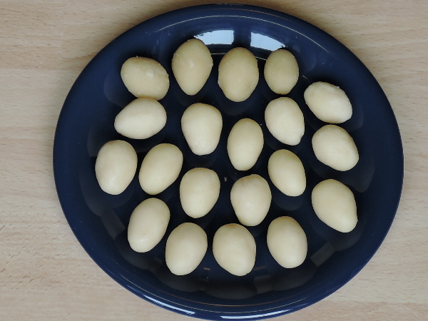 Marzipan-Eier fertig geformt